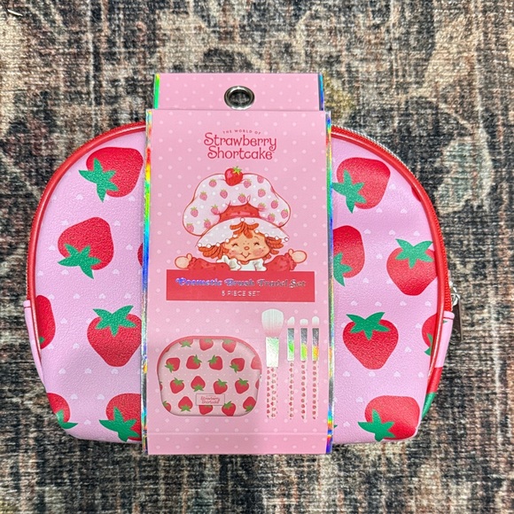 Strawberry Shortcake Other - Strawberry Shortcake Cosmetic Brush Travel Set